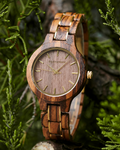 Rootstone VILDGULL Holzuhr aus Zebraholz mit goldenen Details – Ansicht 1