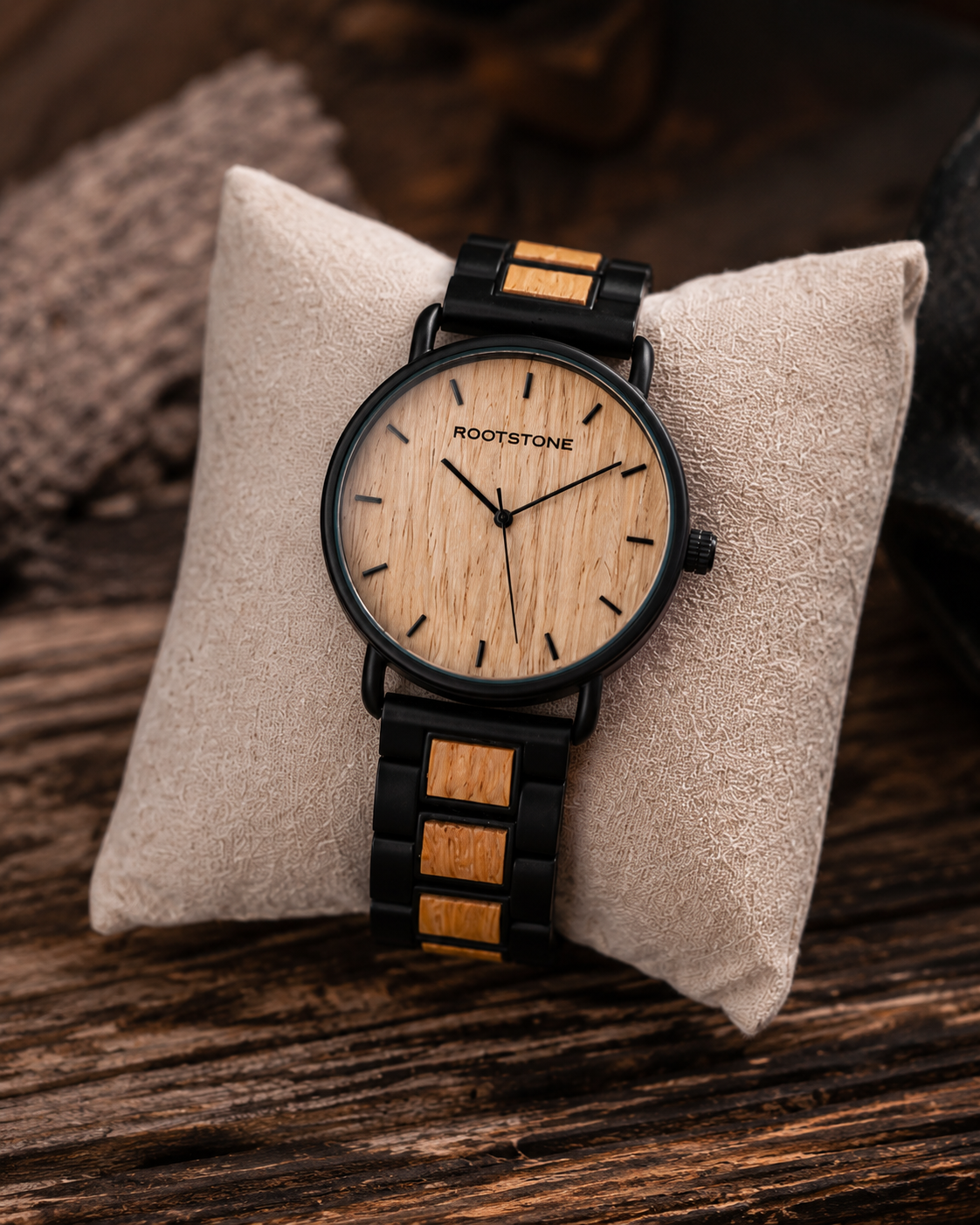 Rootstone LYSEIK Holzuhr aus White Oak und Metall – Ansicht 3