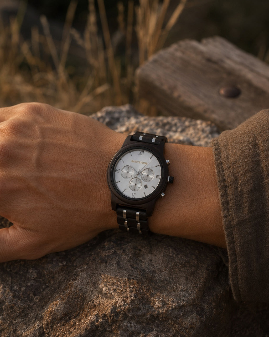 Rootstone SØLVSKOG Herrenuhr aus Holz und Metall mit hellem Zifferblatt – Ansicht 2