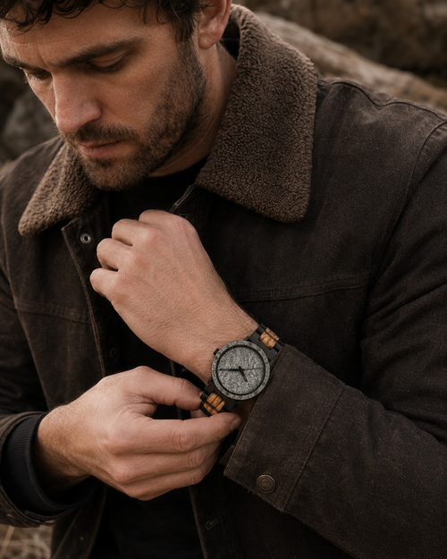 Rootstone GRÅFJELL Herrenuhr aus Holz und Metall mit grauem Zifferblatt – Ansicht 2