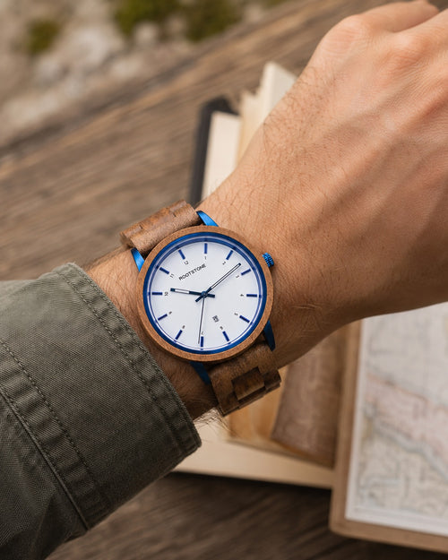 Rootstone BLÅSKOG Herrenuhr aus Holz mit blauen Metallelementen – Ansicht 2