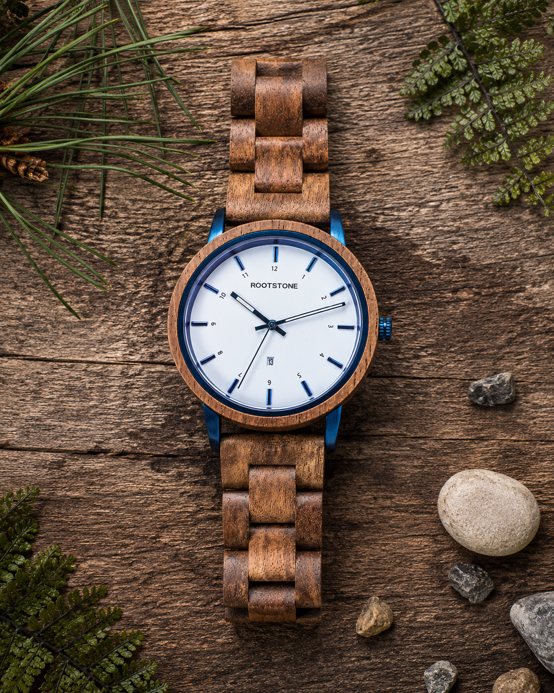 Frontalansicht der Rootstone BLÅSKOG Herrenuhr mit Holzarmband, weißem Zifferblatt und blauen Metallelementen auf rustikalem Holz