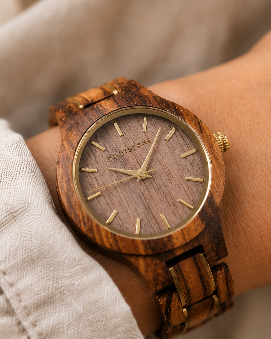 Rootstone VILDGULL Holzuhr aus Zebraholz mit goldenen Details – Ansicht 2