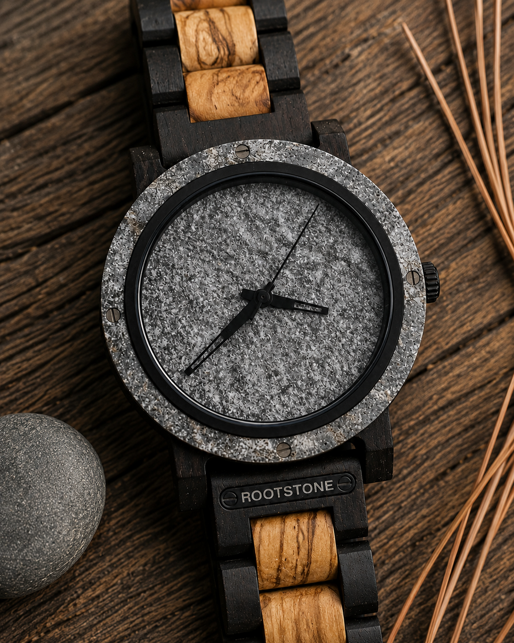 Flachansicht der Rootstone GRÅFJELL Männeruhr aus dunklem Holz und Metall auf rustikalem Holz
