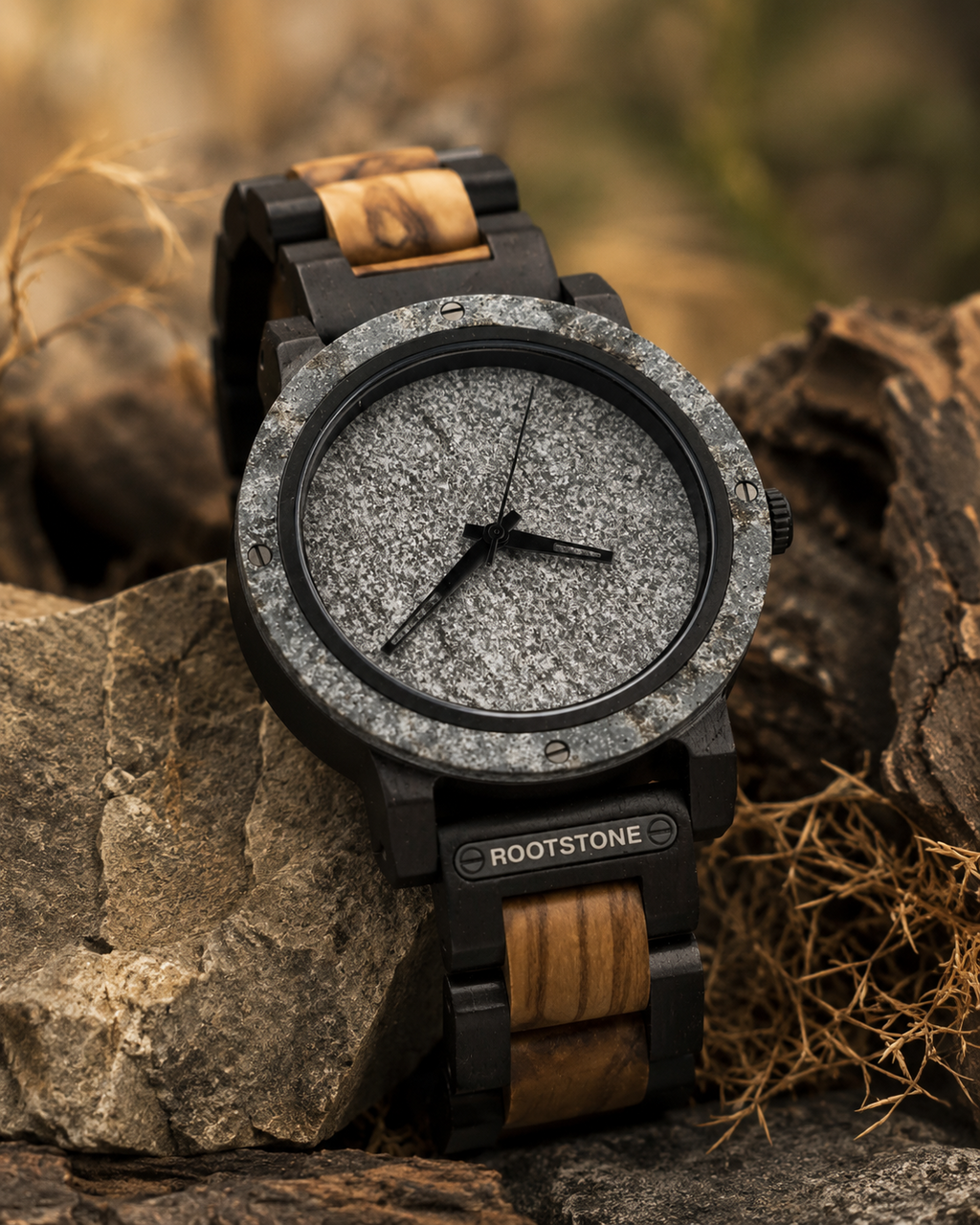 Rootstone GRÅFJELL Männeruhr aus Holz und Metall zwischen Felsen in natürlicher Umgebung