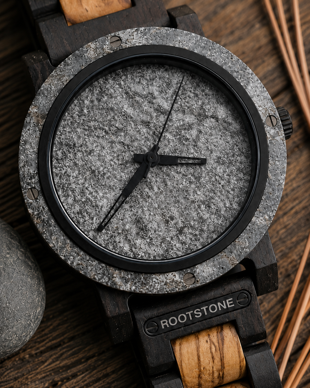 Close-up des grauen strukturierten Zifferblatts der Rootstone GRÅFJELL Männeruhr aus Holz und Metall