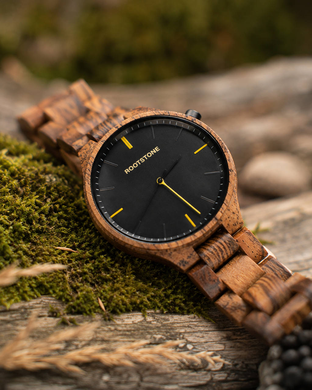 Seitliche Naturaufnahme der Rootstone SKOGTIND Männeruhr mit Snakewood-Gehäuse und schwarzem Zifferblatt