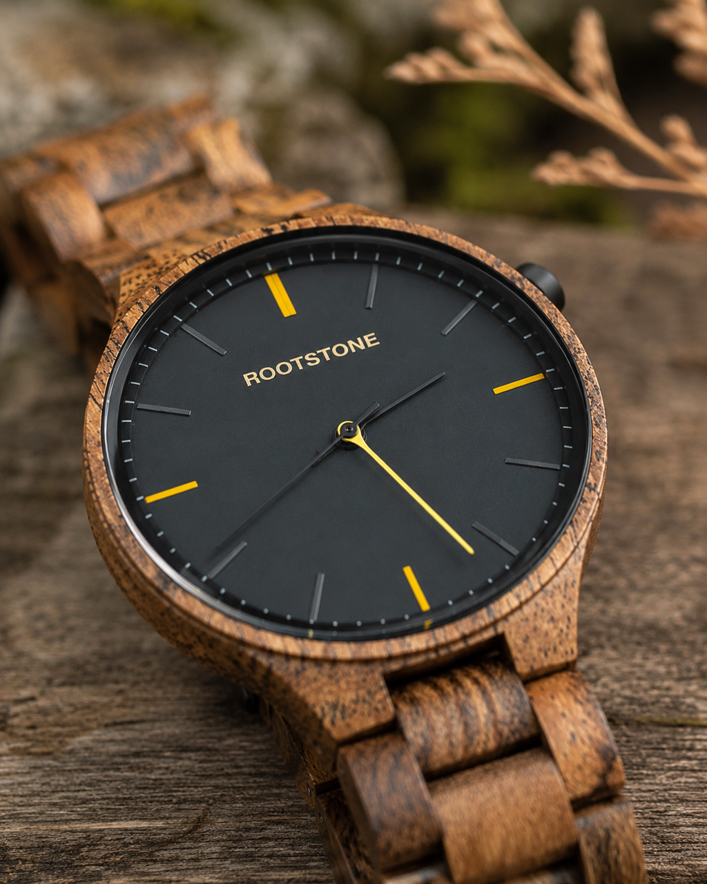 Close-up des schwarzen Zifferblatts der Rootstone SKOGTIND Männeruhr aus Snakewood und Metall