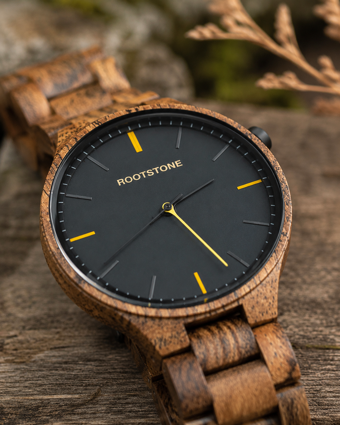Close-up des schwarzen Zifferblatts der Rootstone SKOGTIND Männeruhr aus Snakewood und Metall