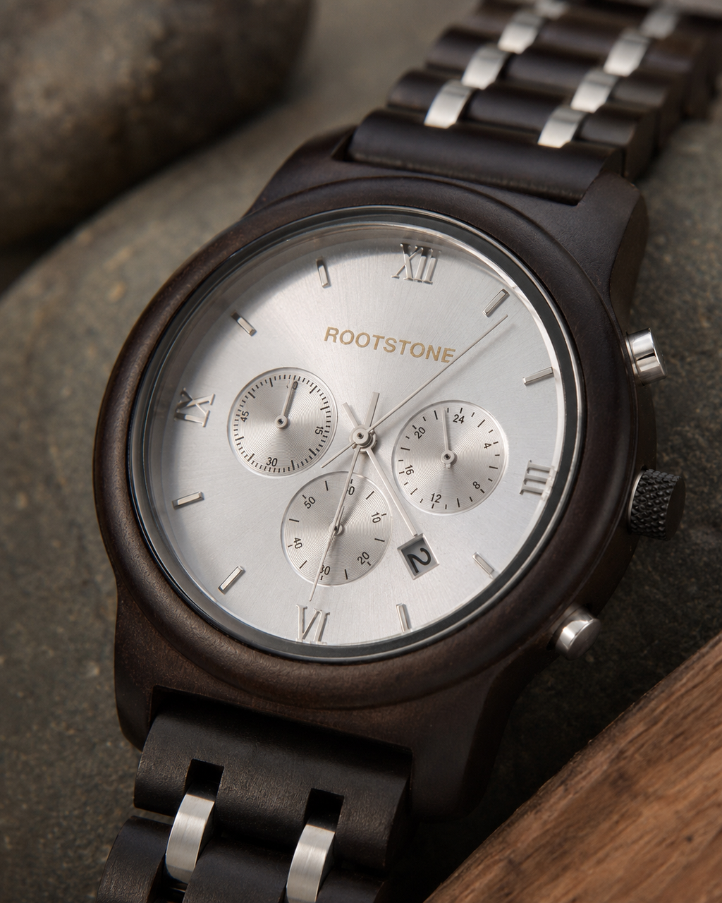 Close-up der Rootstone SØLVSKOG Herrenuhr aus dunklem Holz und Metall mit silbernem Chronographen-Zifferblatt