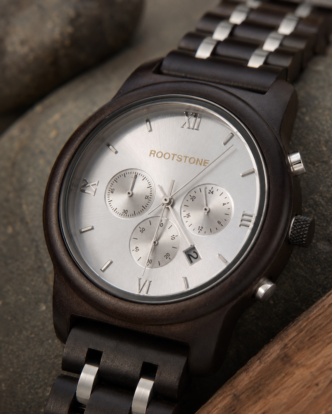 Close-up der Rootstone SØLVSKOG Herrenuhr aus dunklem Holz und Metall mit silbernem Chronographen-Zifferblatt