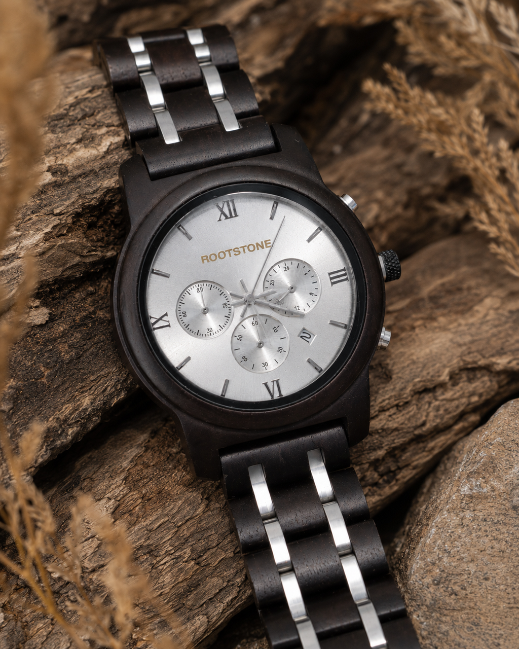 Rootstone SØLVSKOG Herrenuhr mit dunklem Holzarmband und silbernen Metalleinlagen auf Treibholz