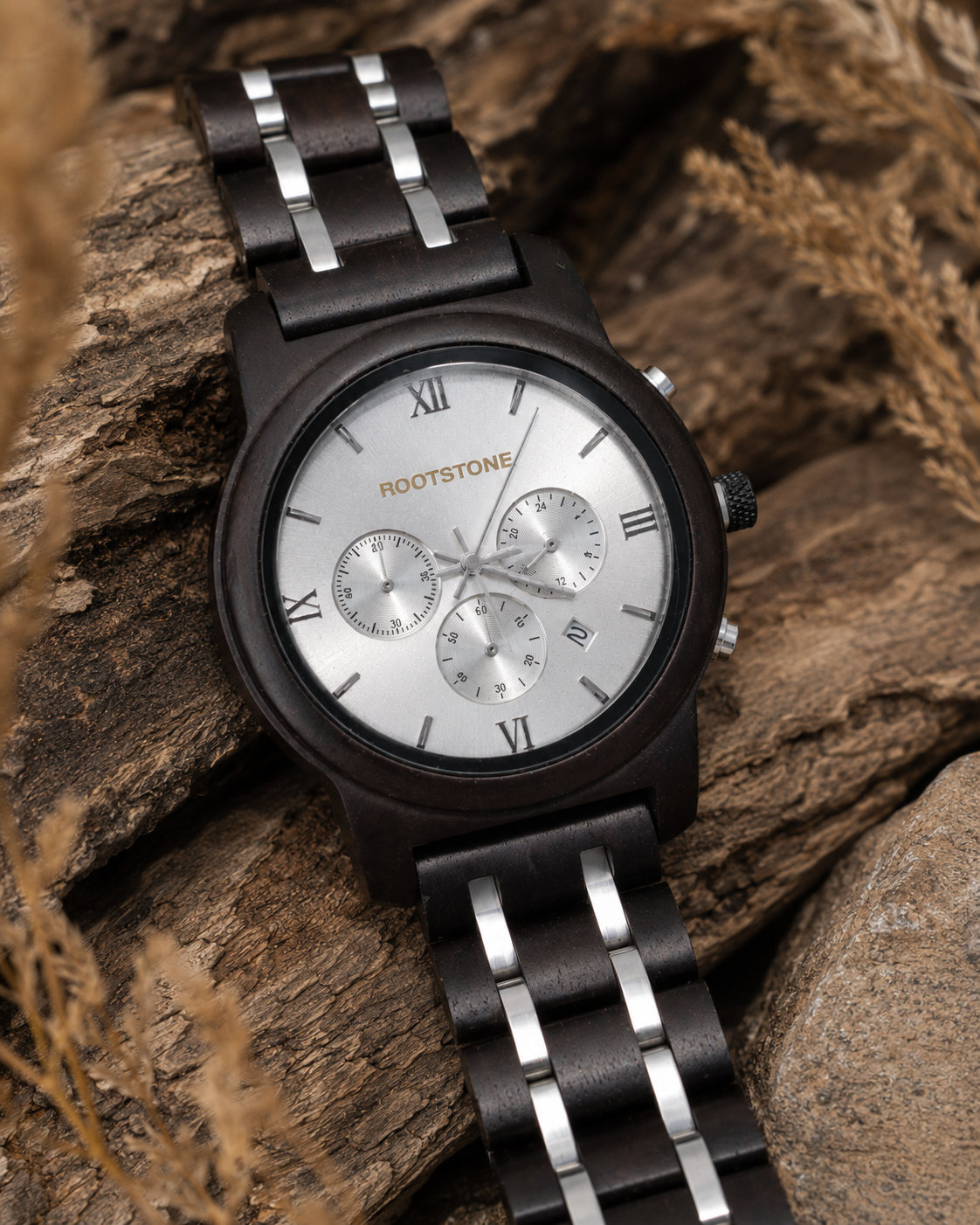 Rootstone SØLVSKOG Herrenuhr mit dunklem Holzarmband und silbernen Metalleinlagen auf Treibholz