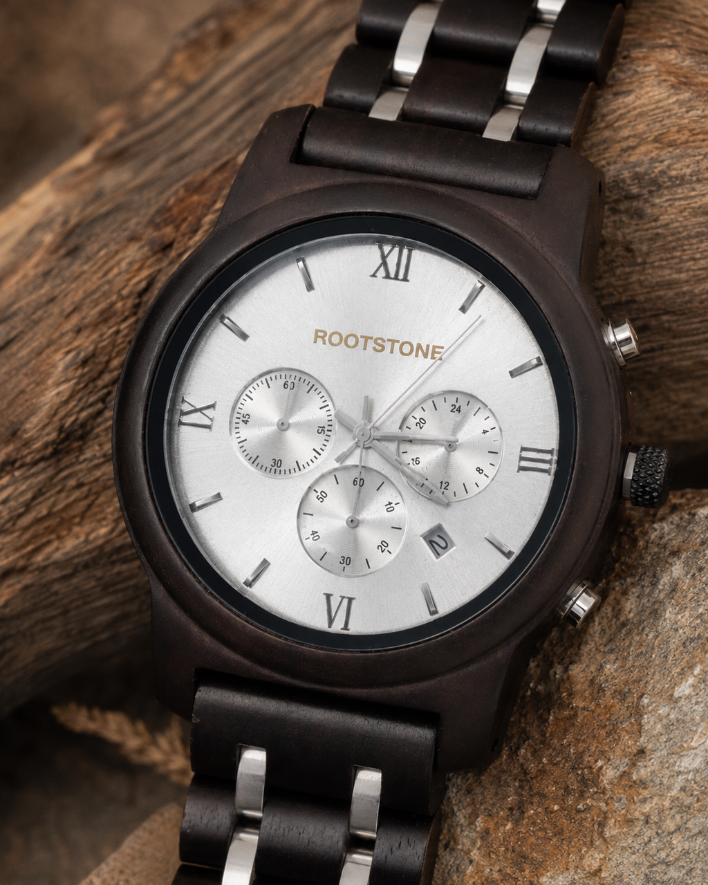 Frontalansicht der Rootstone SØLVSKOG Herrenuhr mit silbernem Chronographen-Zifferblatt und dunklem Holzgehäuse